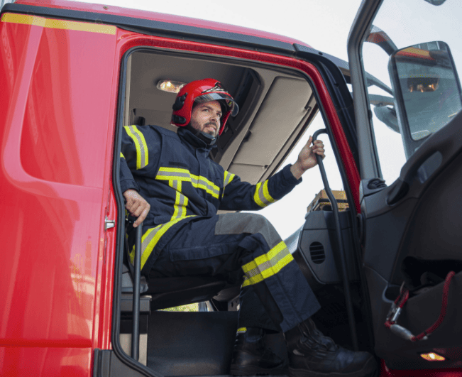 Image d'un pompier qui sort de son camion